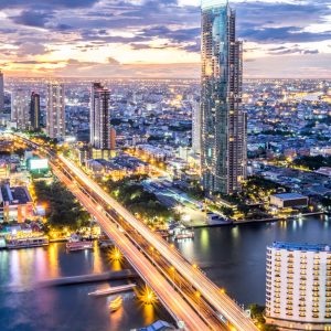 El río y la ciudad al anochecer