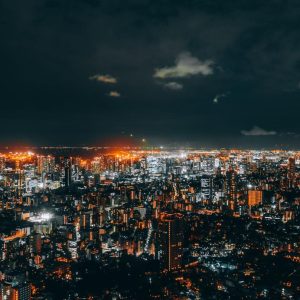 Metrópolis bajo la noche