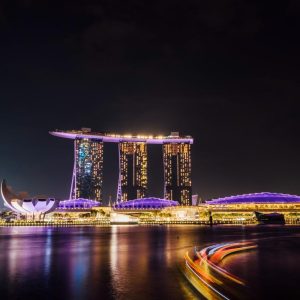 Marina Bay en violeta y oro